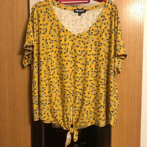 Full Circle Trends 3X blouse.  Short sleeve, V neck with bottom tie.  Yellow